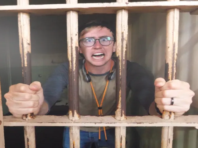 เข้าคุกหน่อยไหม